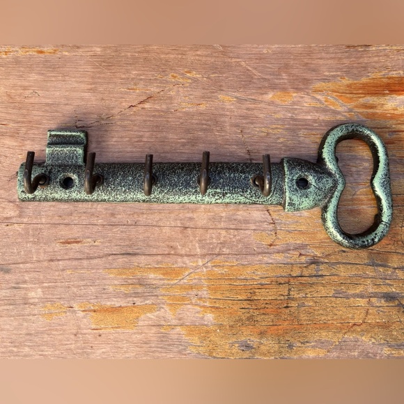 Vintage Old Fashion Skeleton Key Light Green Cast Iron 5 Hook Key Rack 7 5/8”L - Picture 1 of 3